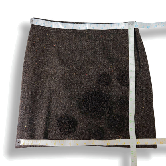 EUC Ann Taylor Loft 3D Ribbons Floral Applique Wool Blend Mini Skirt Sz 2P Brown - Picture 3 of 6